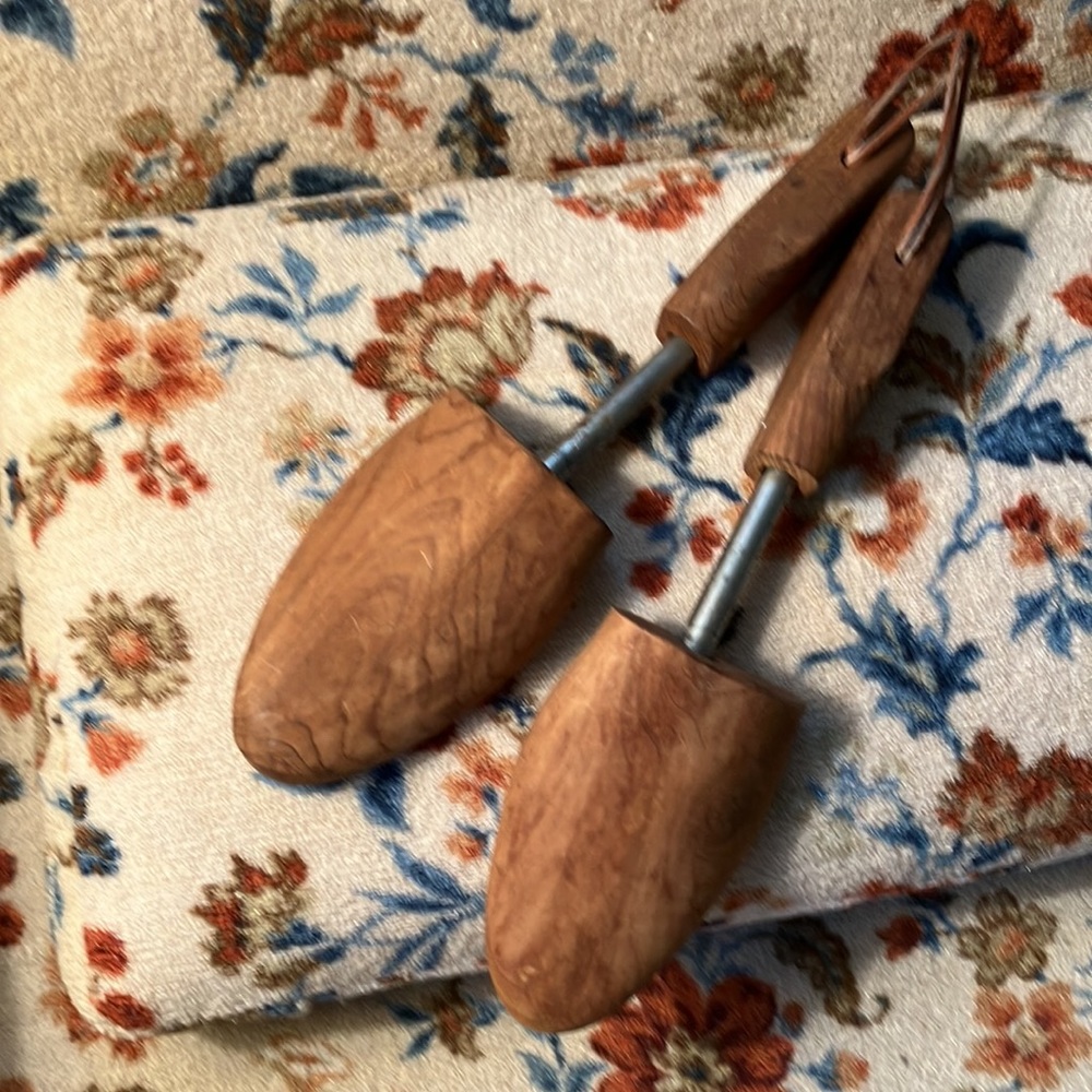 VINTAGE WOODEN SHOE SHAPERS W RAWHIDE LOOPS SZ L LAUNDRY *KITCHY WALL DECOR